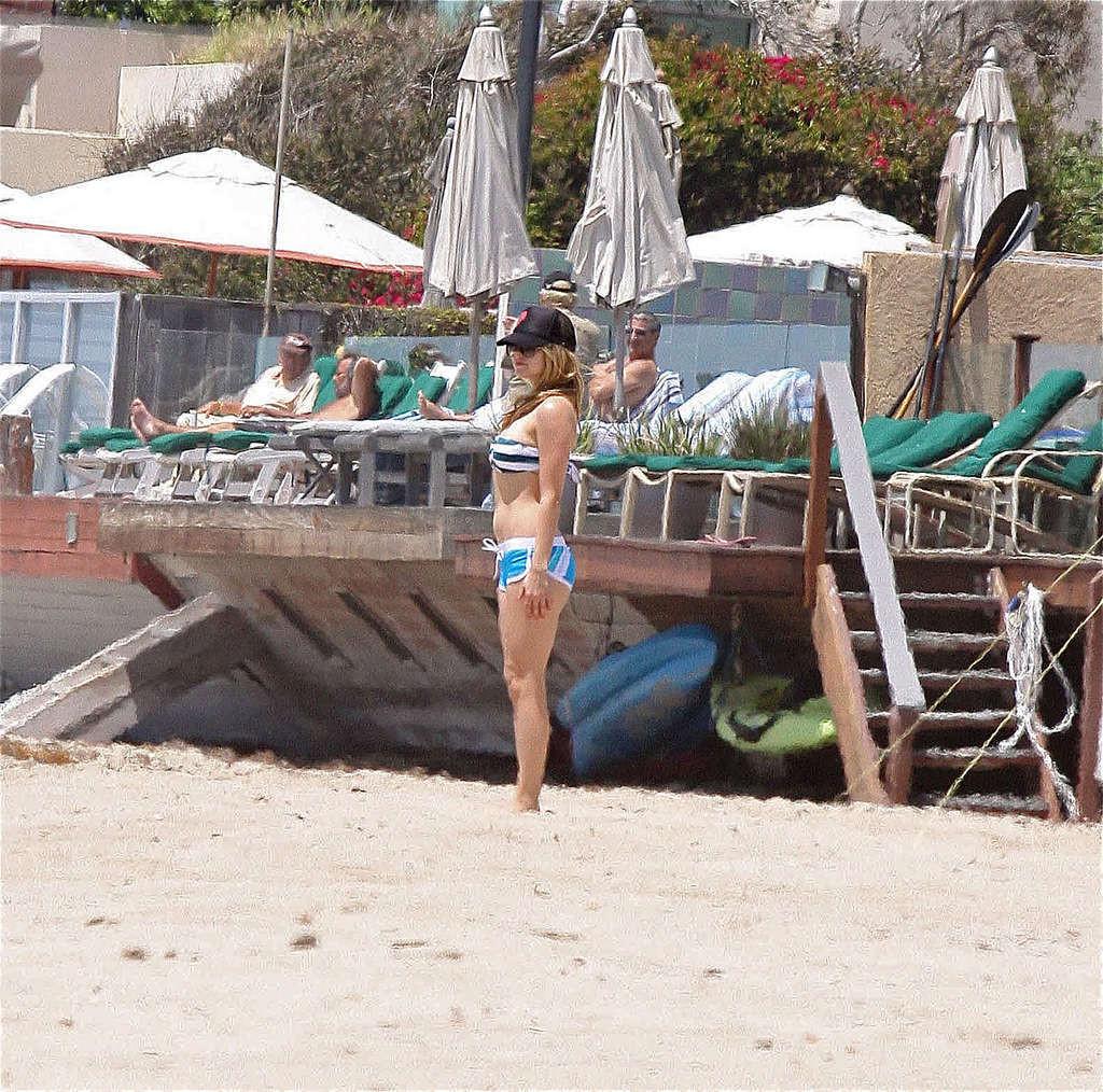 15P Avril Lavigne very sexy and hot bikini and nipple slip paparazzi photos