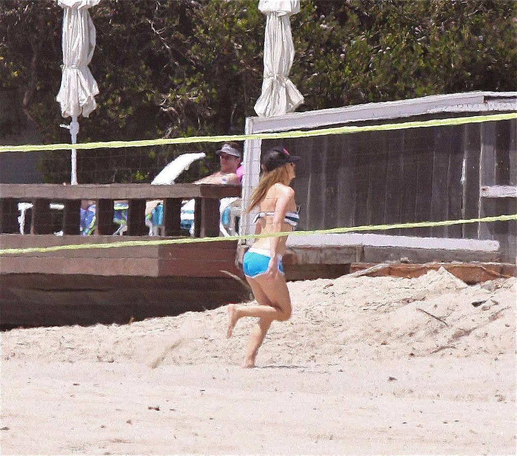 15P Avril Lavigne very sexy and hot bikini and nipple slip paparazzi photos