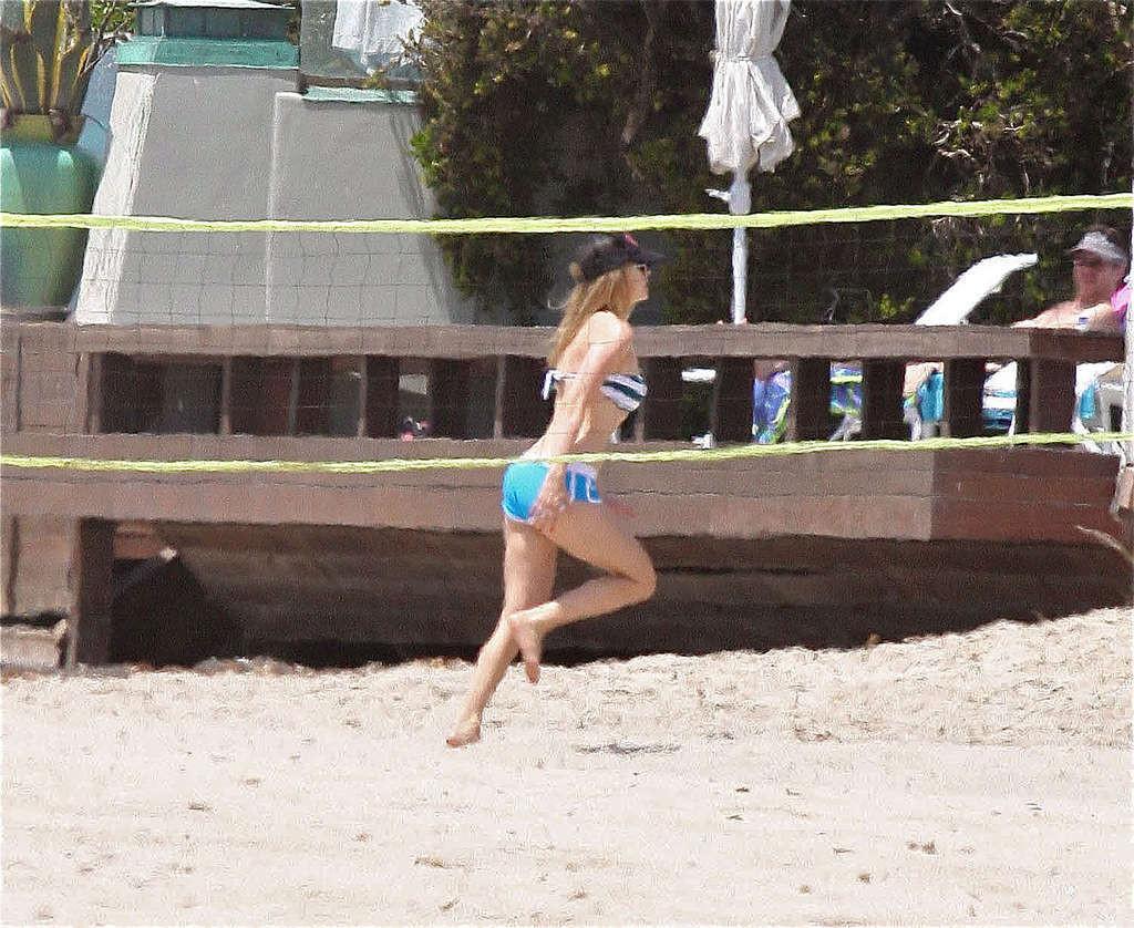 15P Avril Lavigne very sexy and hot bikini and nipple slip paparazzi photos