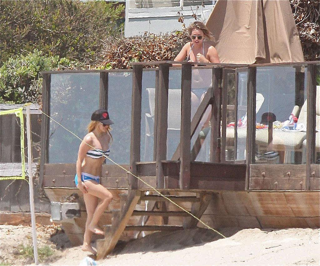 15P Avril Lavigne very sexy and hot bikini and nipple slip paparazzi photos