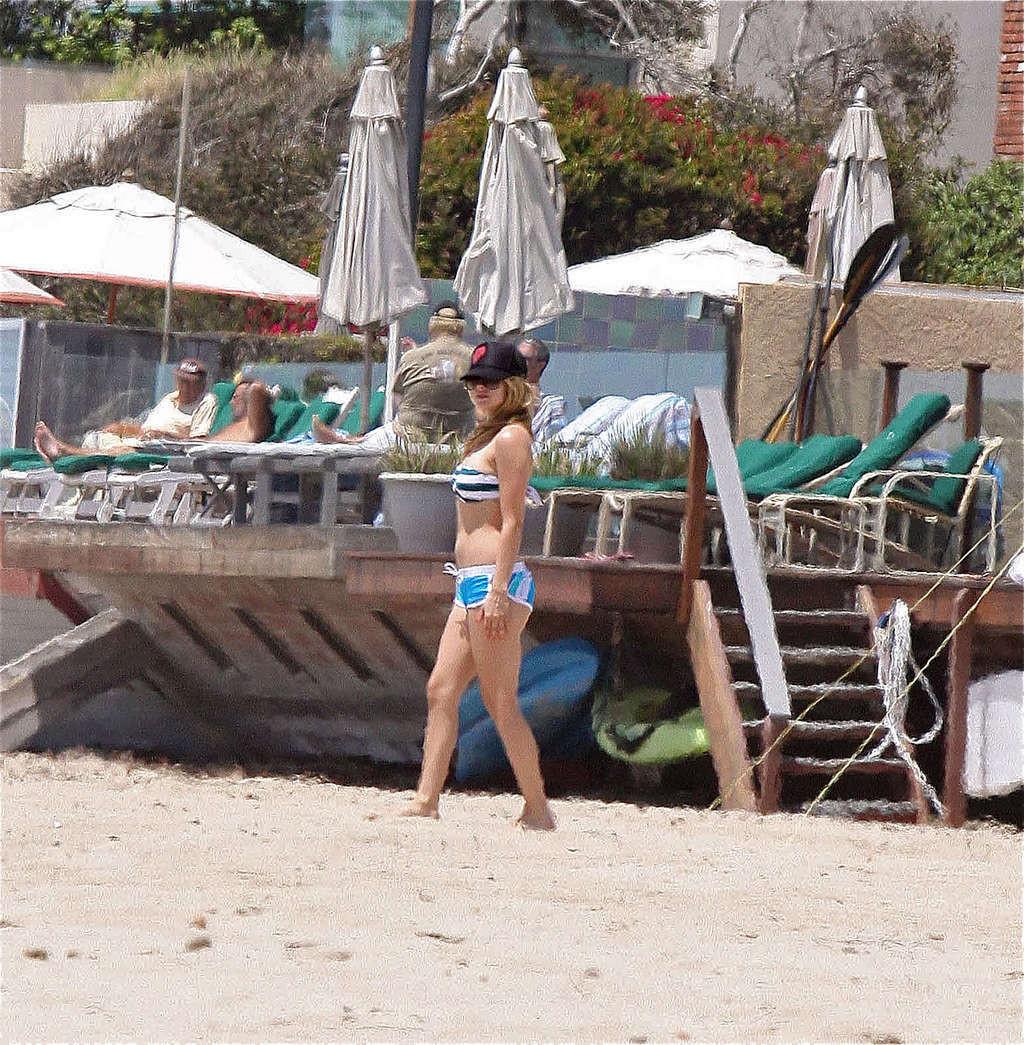 15P Avril Lavigne very sexy and hot bikini and nipple slip paparazzi photos
