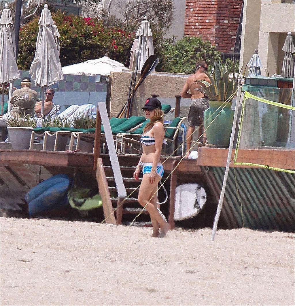 15P Avril Lavigne very sexy and hot bikini and nipple slip paparazzi photos