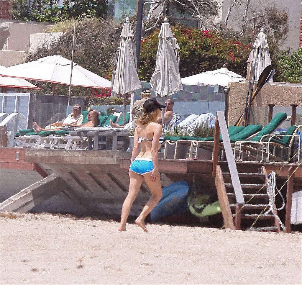 15P Avril Lavigne very sexy and hot bikini and nipple slip paparazzi photos
