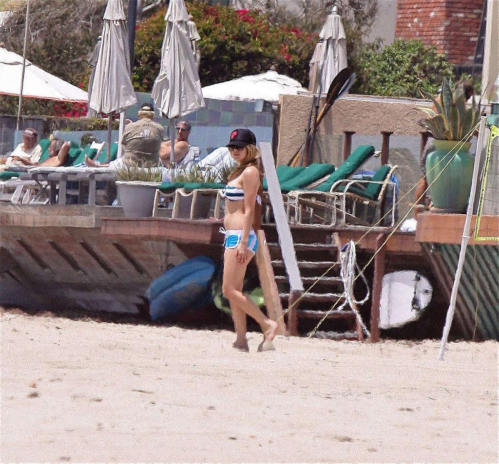 15P Avril Lavigne very sexy and hot bikini and nipple slip paparazzi photos