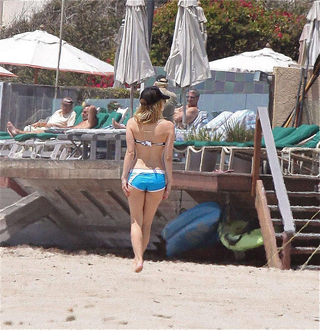 15P Avril Lavigne very sexy and hot bikini and nipple slip paparazzi photos