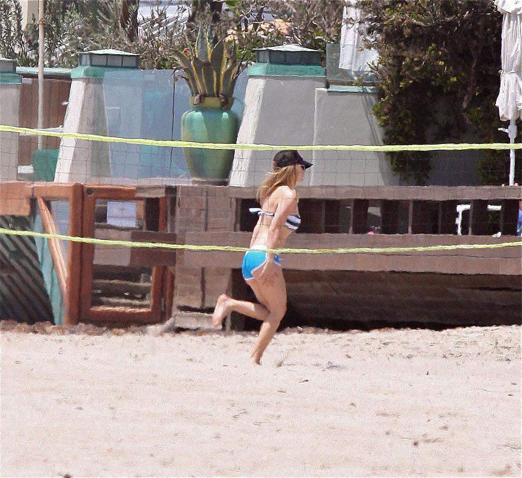 15P Avril Lavigne very sexy and hot bikini and nipple slip paparazzi photos