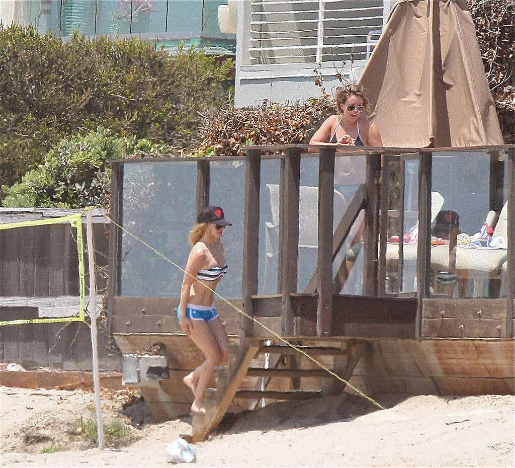 15P Avril Lavigne very sexy and hot bikini and nipple slip paparazzi photos