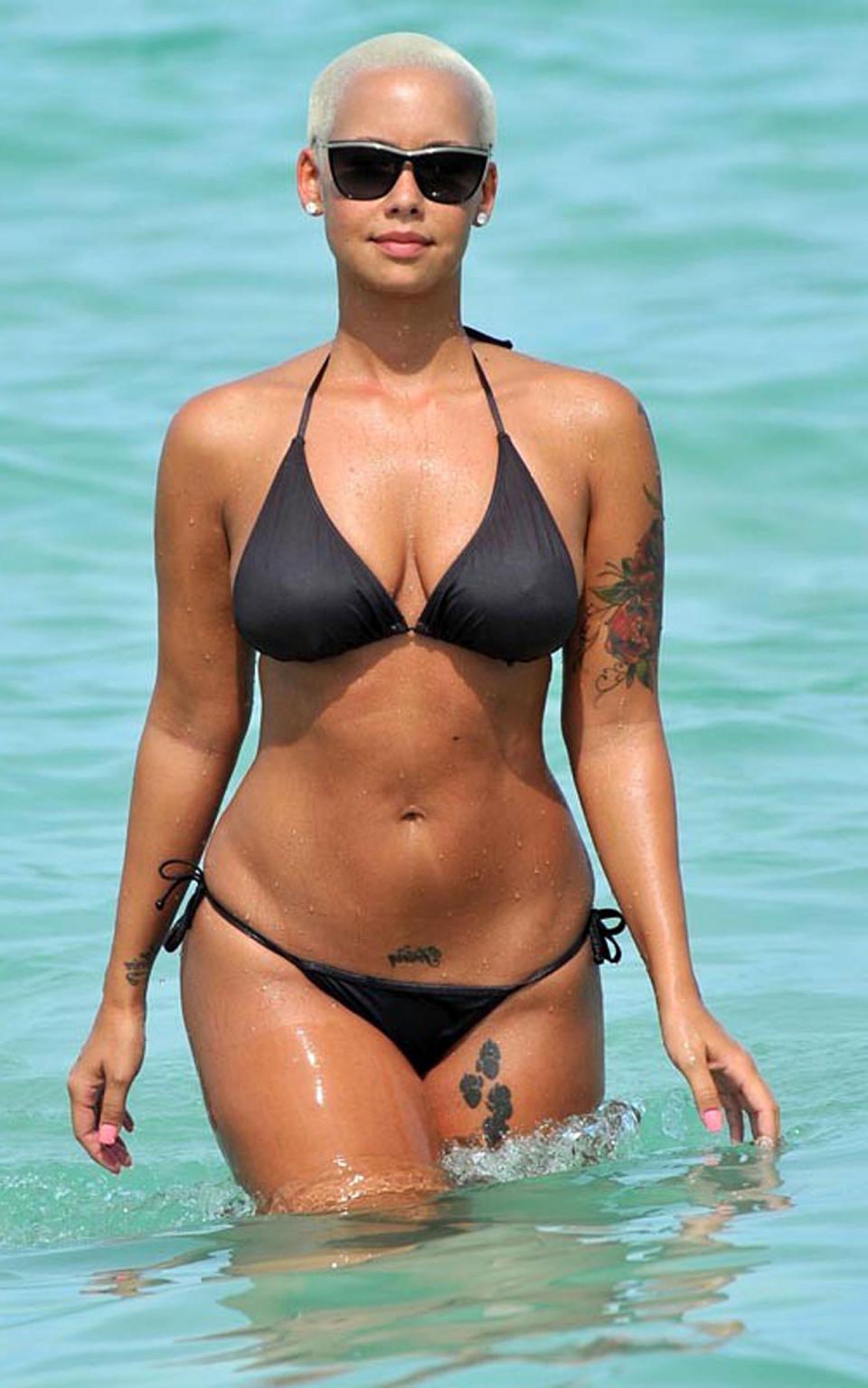 16P Amber Rose exposing fucking sexy body and huge boobs in bikini