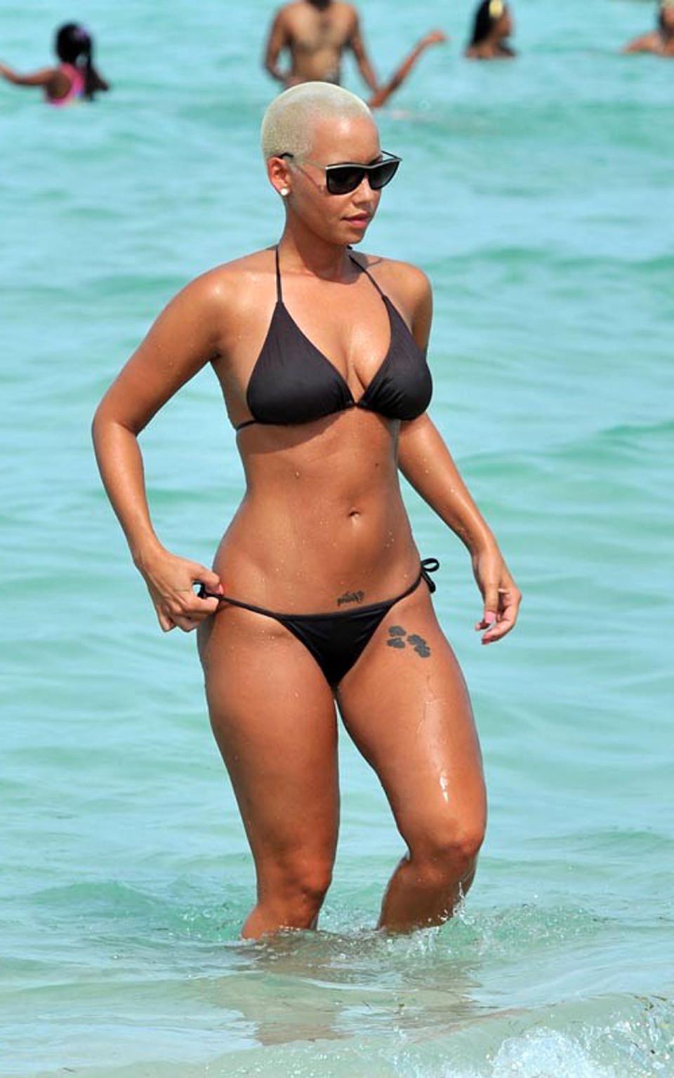 16P Amber Rose exposing fucking sexy body and huge boobs in bikini