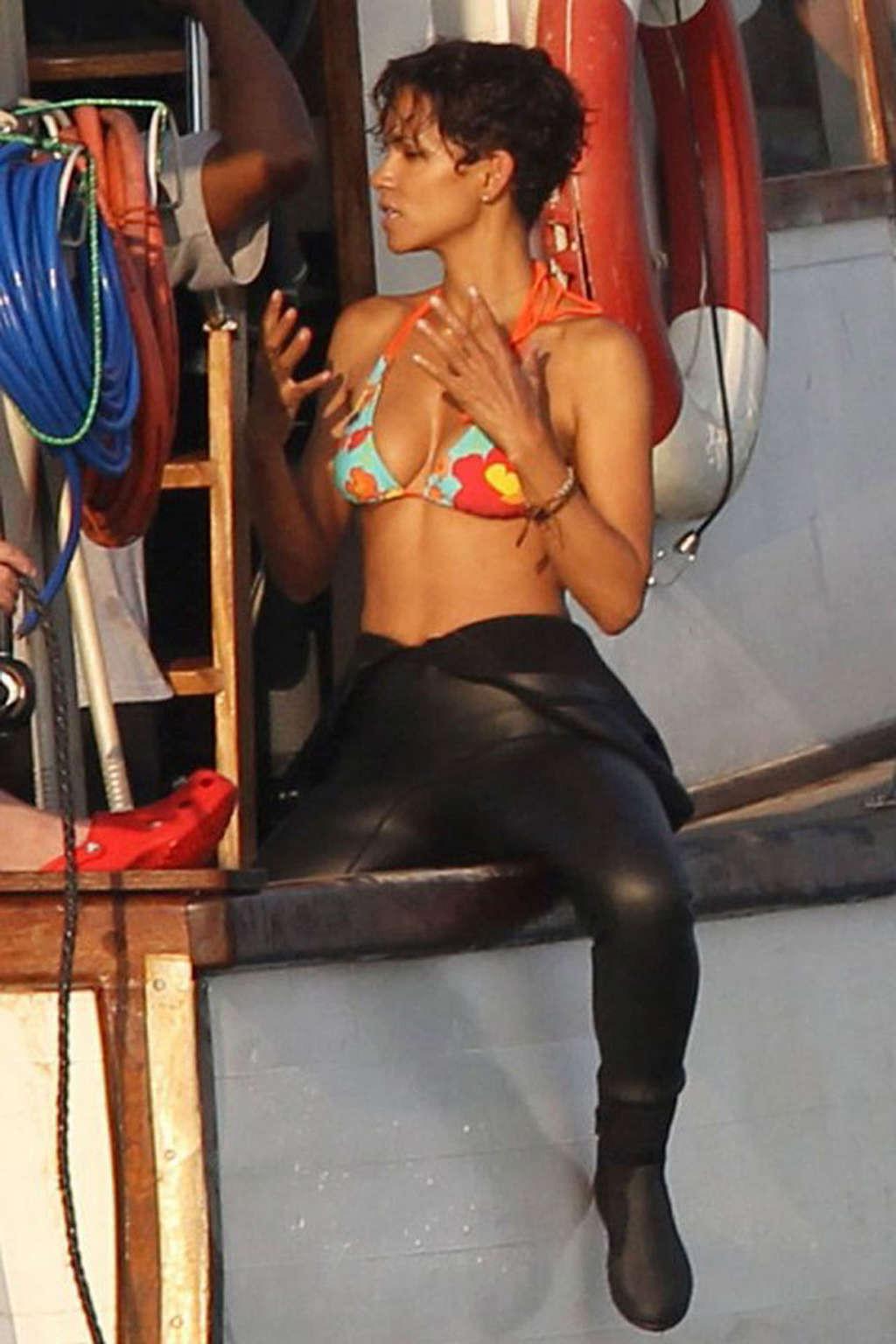 16P Halle Berry exposing her sexy body and fucking huge boobs in bikini