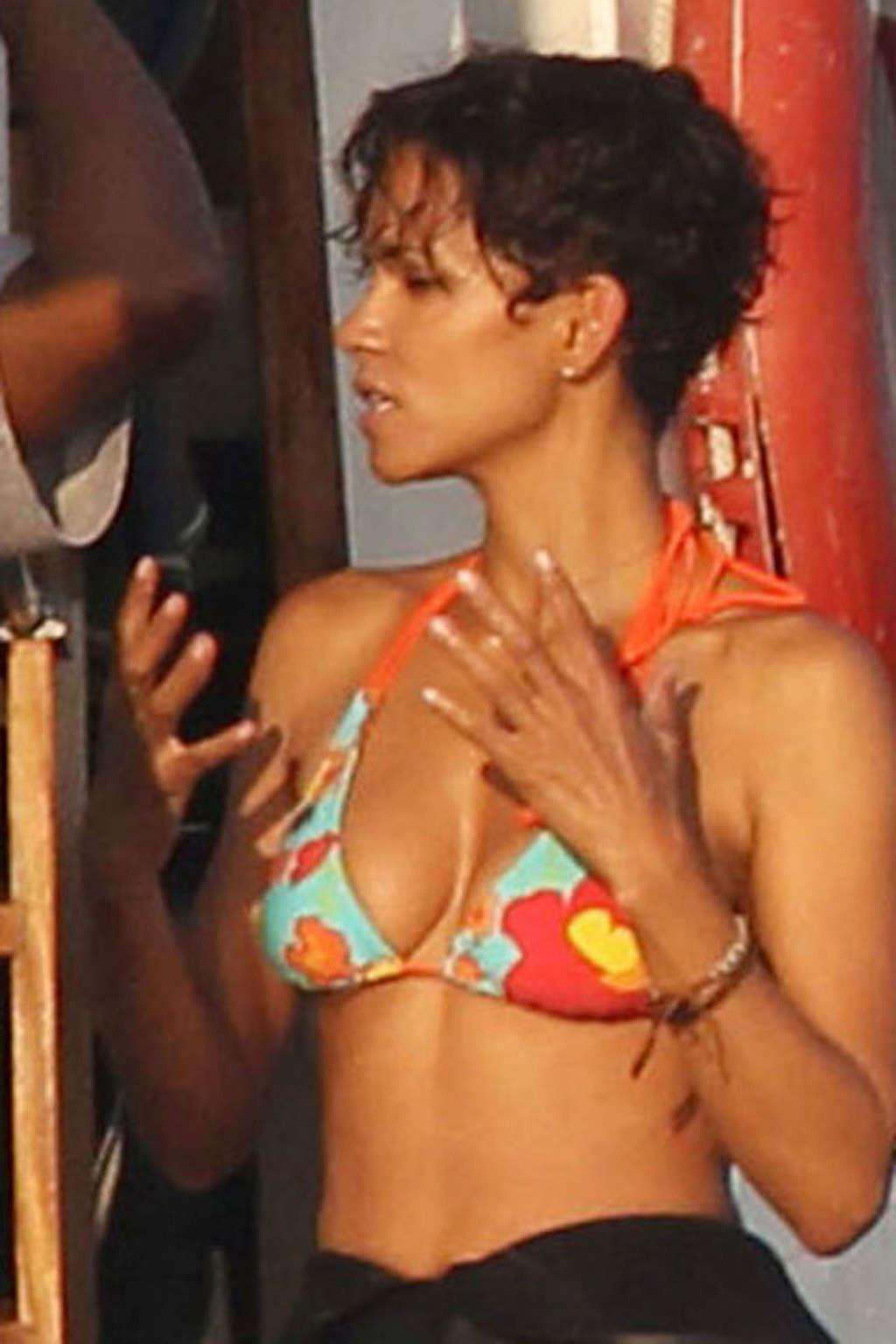 16P Halle Berry exposing her sexy body and fucking huge boobs in bikini