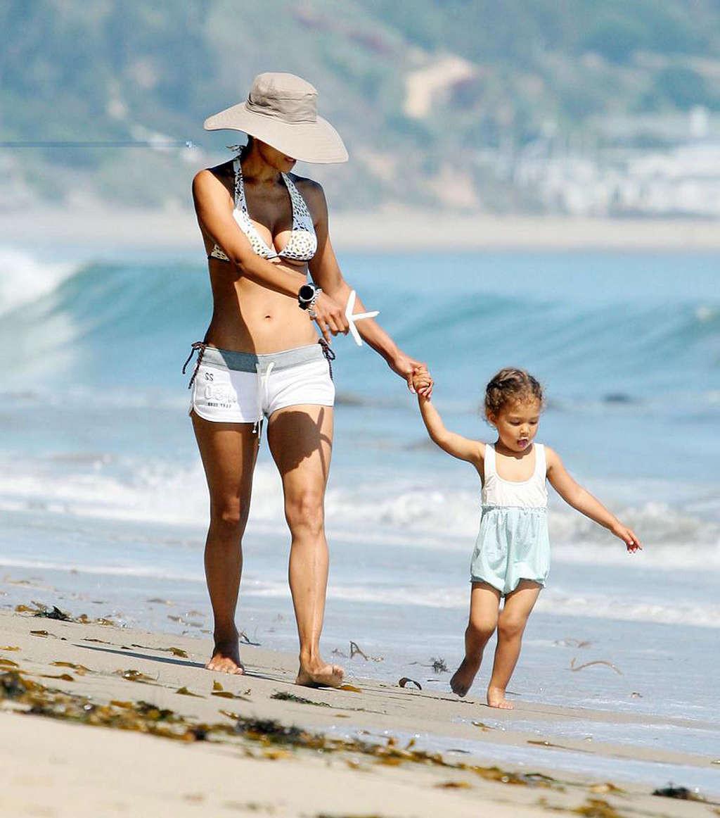 16P Halle Berry exposing her sexy body and fucking huge boobs in bikini