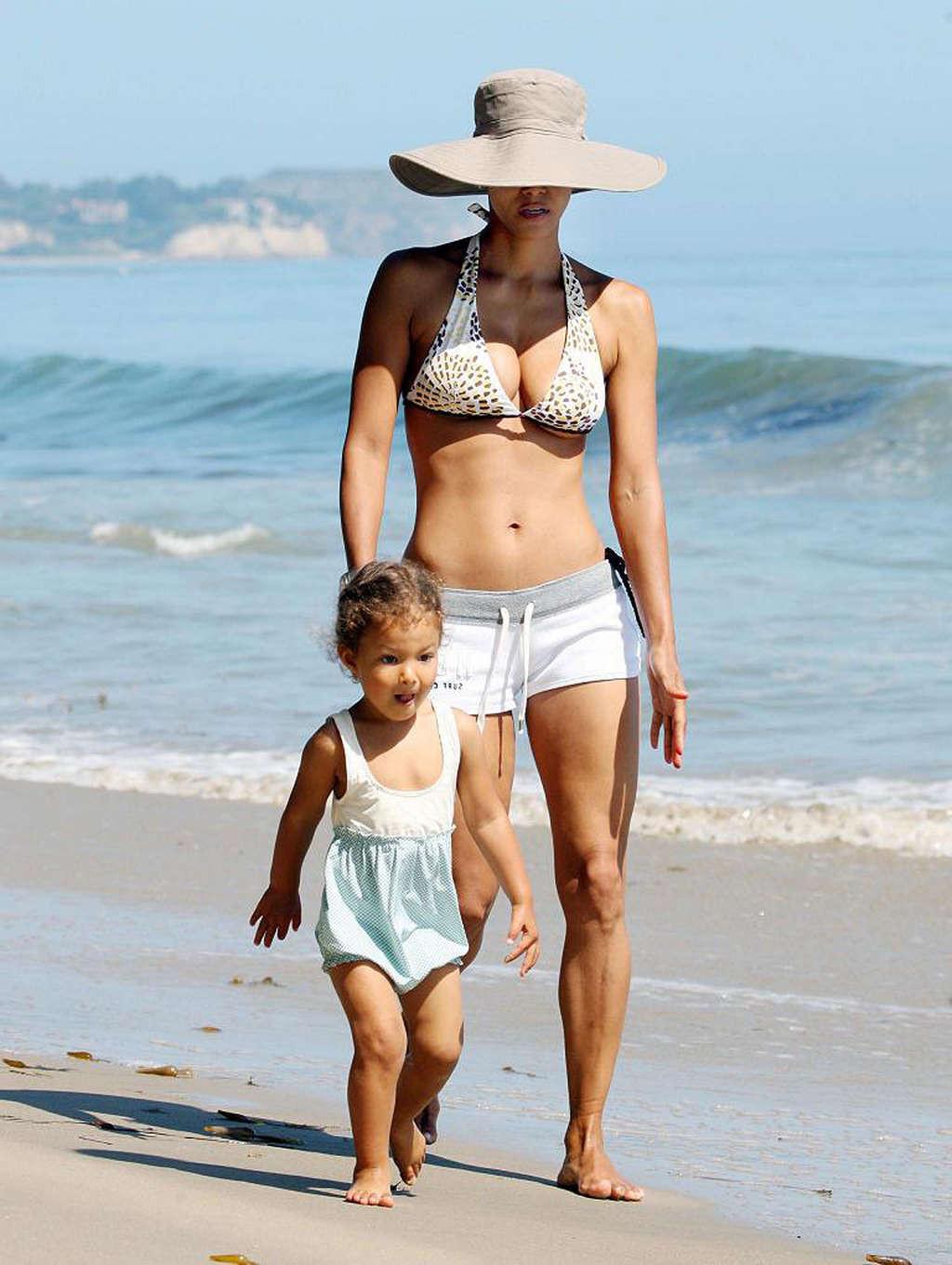 16P Halle Berry exposing her sexy body and fucking huge boobs in bikini