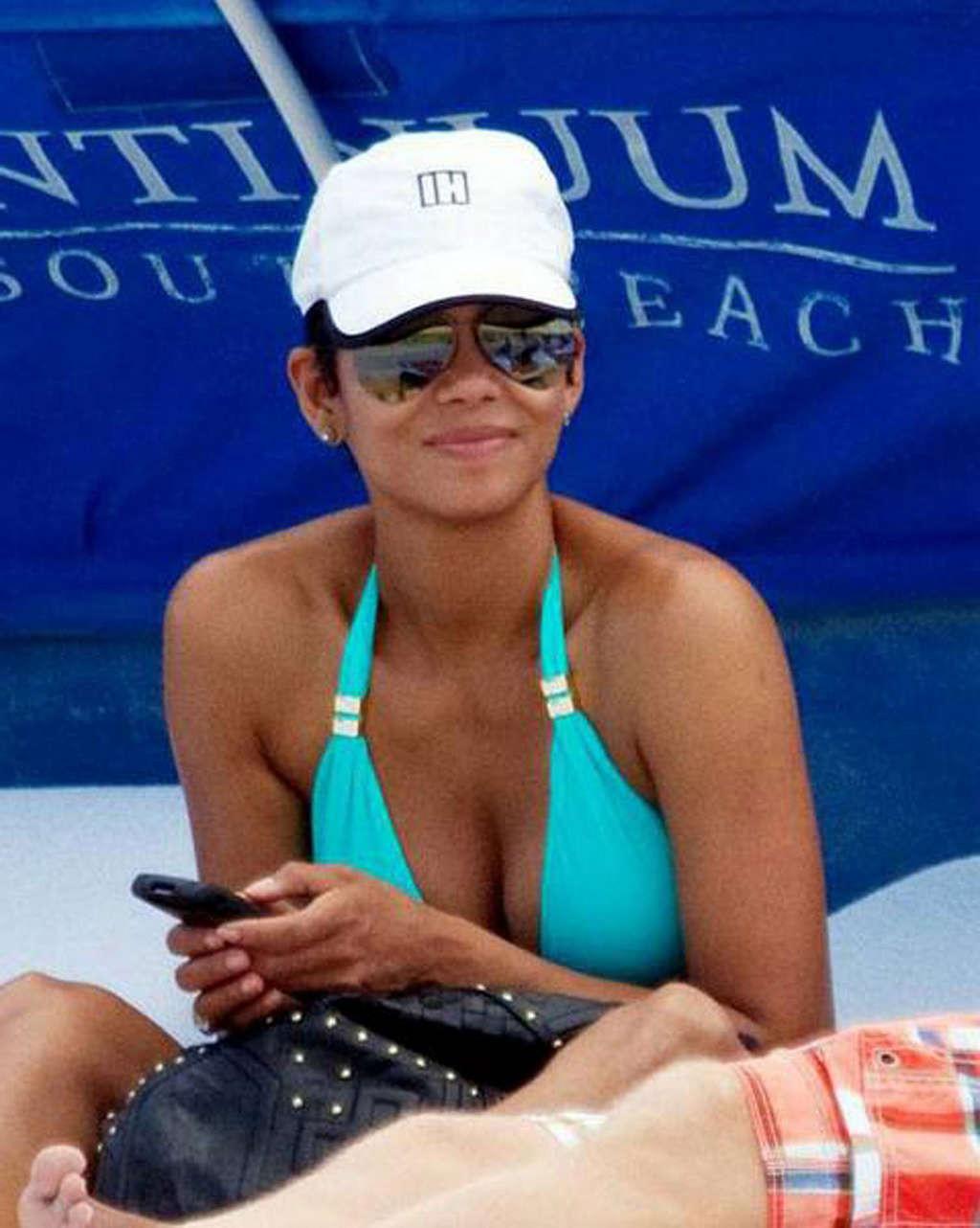 16P Halle Berry exposing her sexy body and fucking huge boobs in bikini