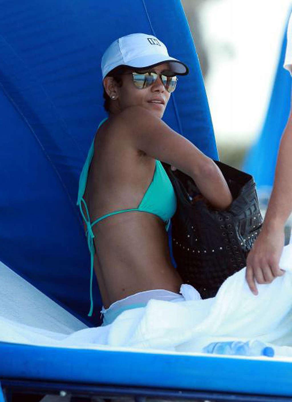 16P Halle Berry exposing her sexy body and fucking huge boobs in bikini