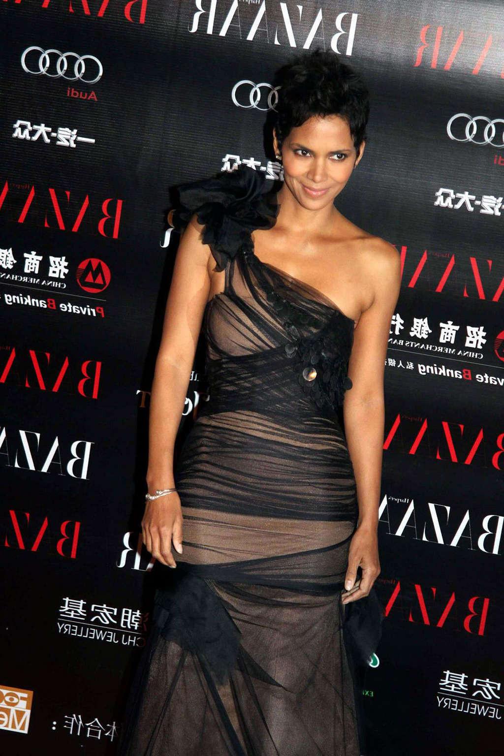 16P Halle Berry exposing her sexy body and fucking huge boobs in bikini