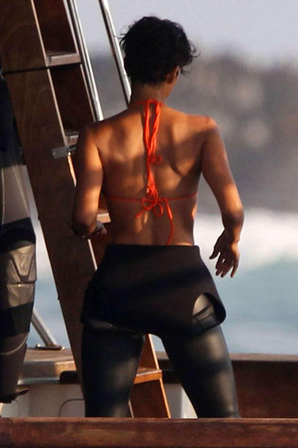 16P Halle Berry exposing her sexy body and fucking huge boobs in bikini