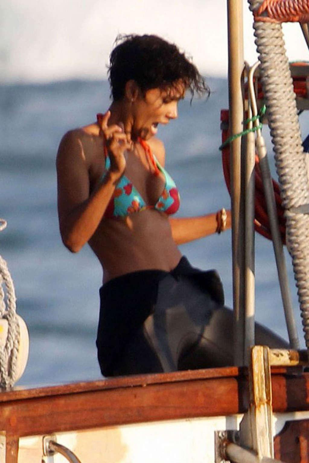 16P Halle Berry exposing her sexy body and fucking huge boobs in bikini