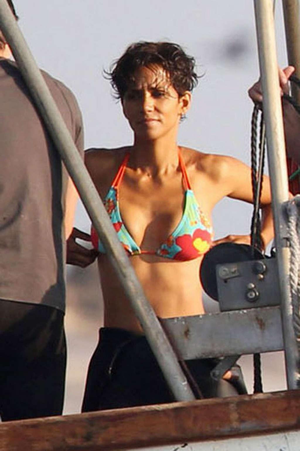 16P Halle Berry exposing her sexy body and fucking huge boobs in bikini