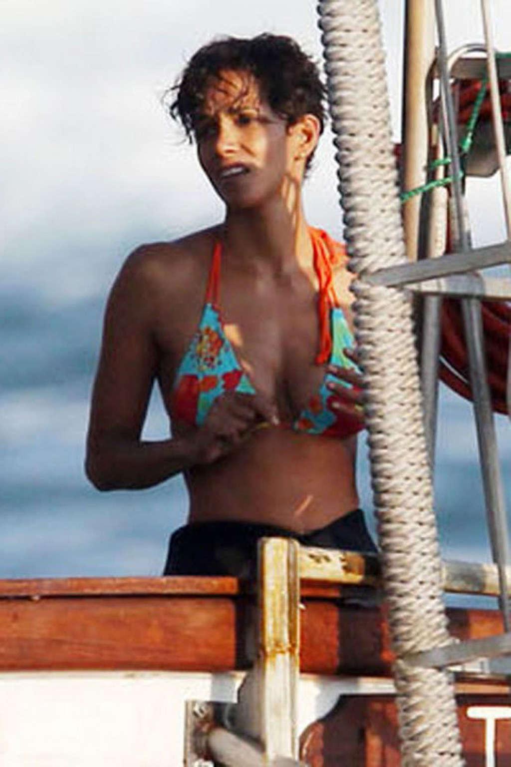 16P Halle Berry exposing her sexy body and fucking huge boobs in bikini