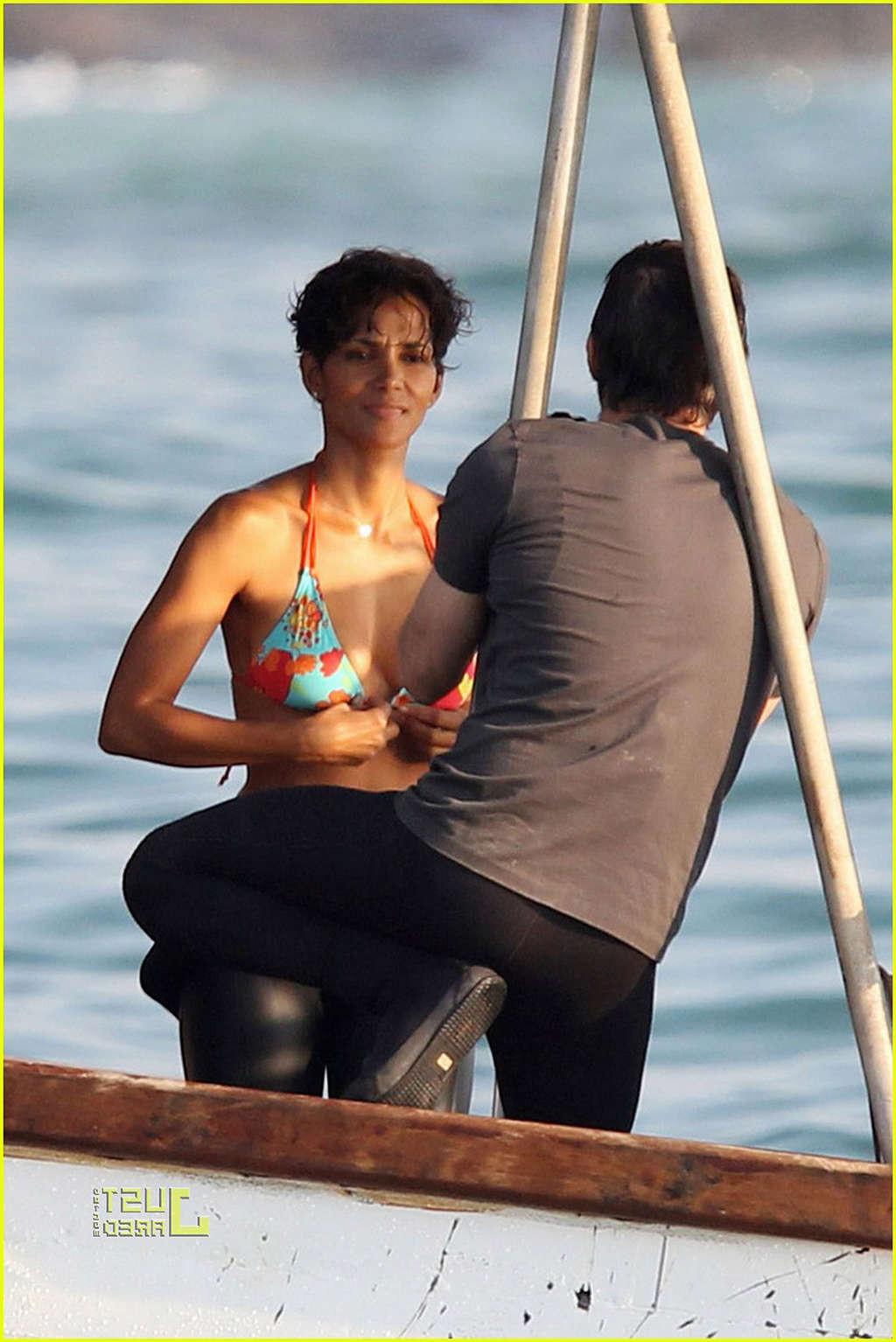 16P Halle Berry exposing her sexy body and fucking huge boobs in bikini