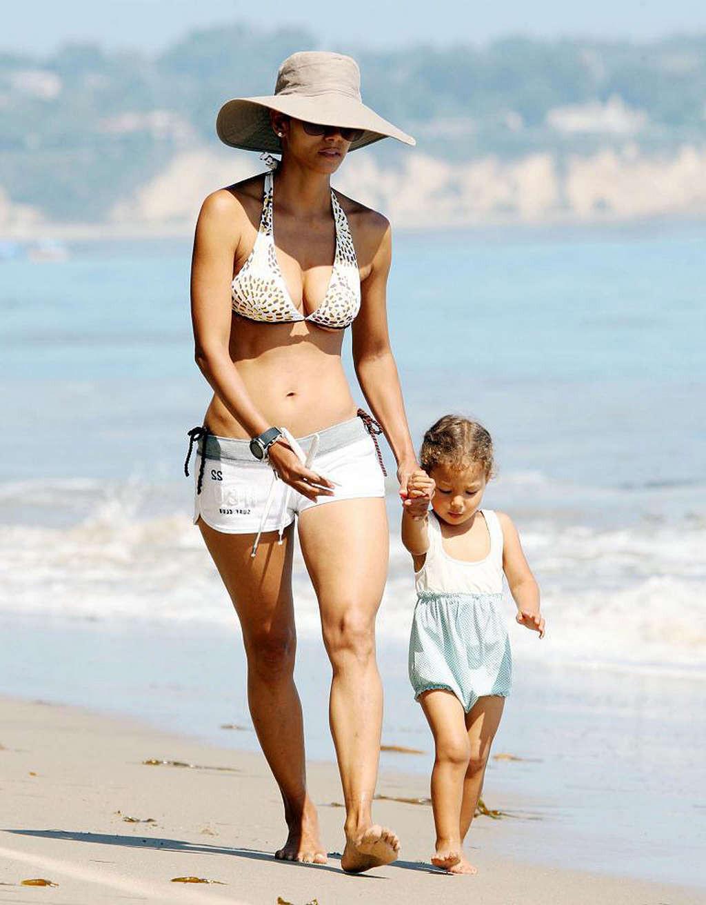 16P Halle Berry exposing her sexy body and fucking huge boobs in bikini