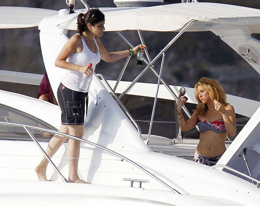 16P Shakira exposing fucking sexy body and hot ass in bikini on beach