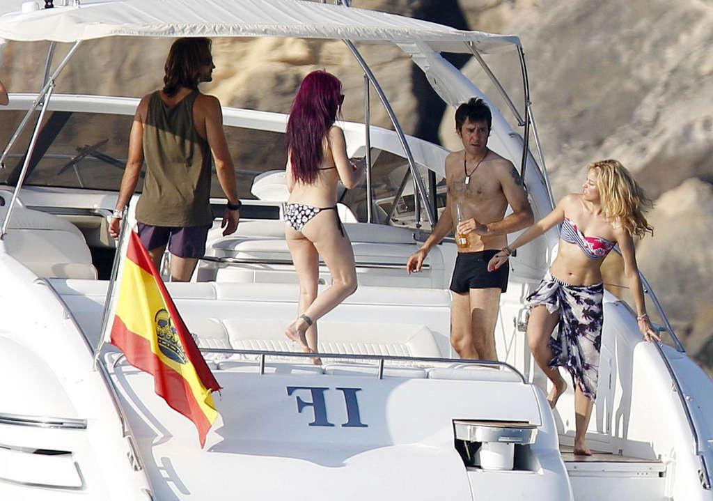 16P Shakira exposing fucking sexy body and hot ass in bikini on beach
