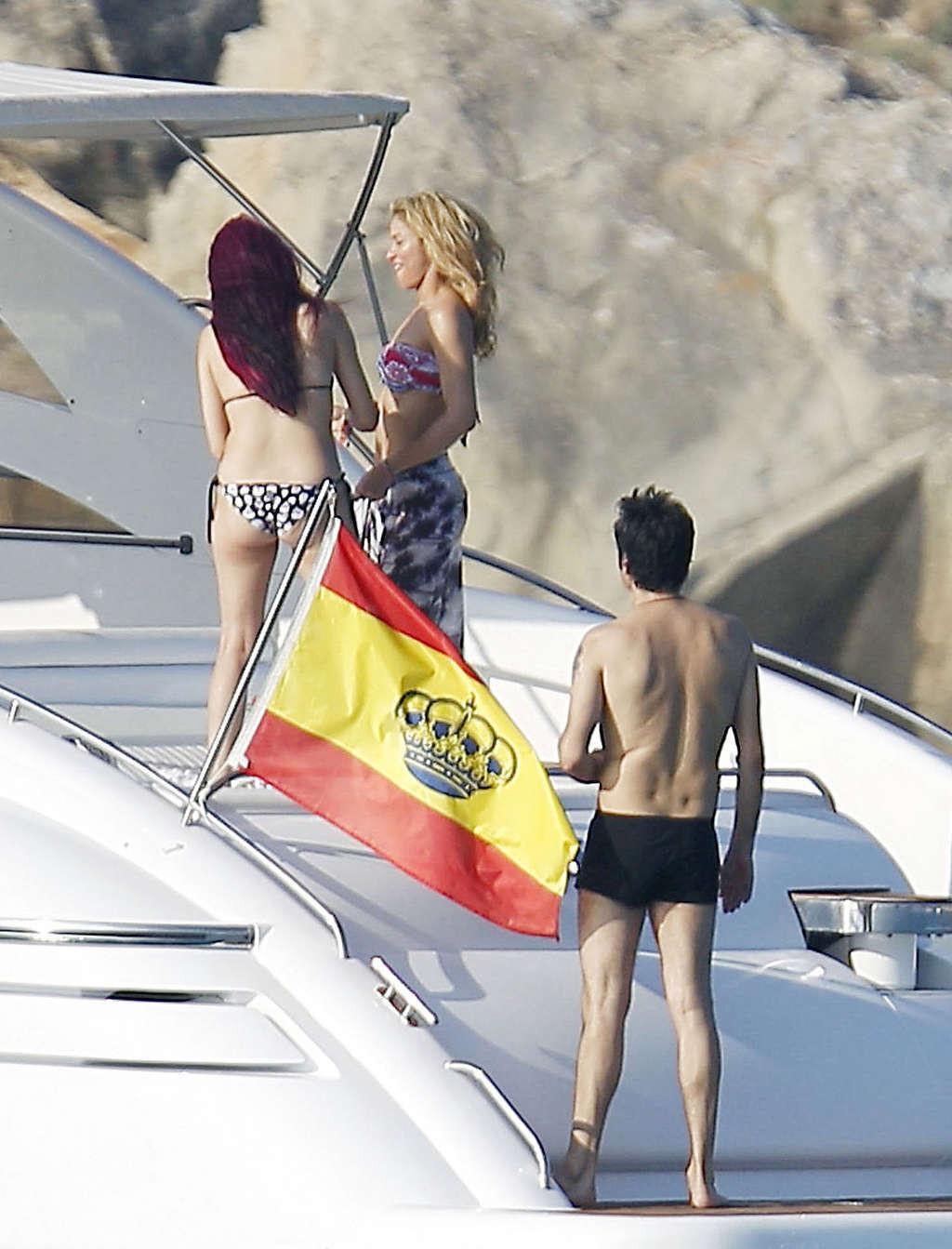 16P Shakira exposing fucking sexy body and hot ass in bikini on beach