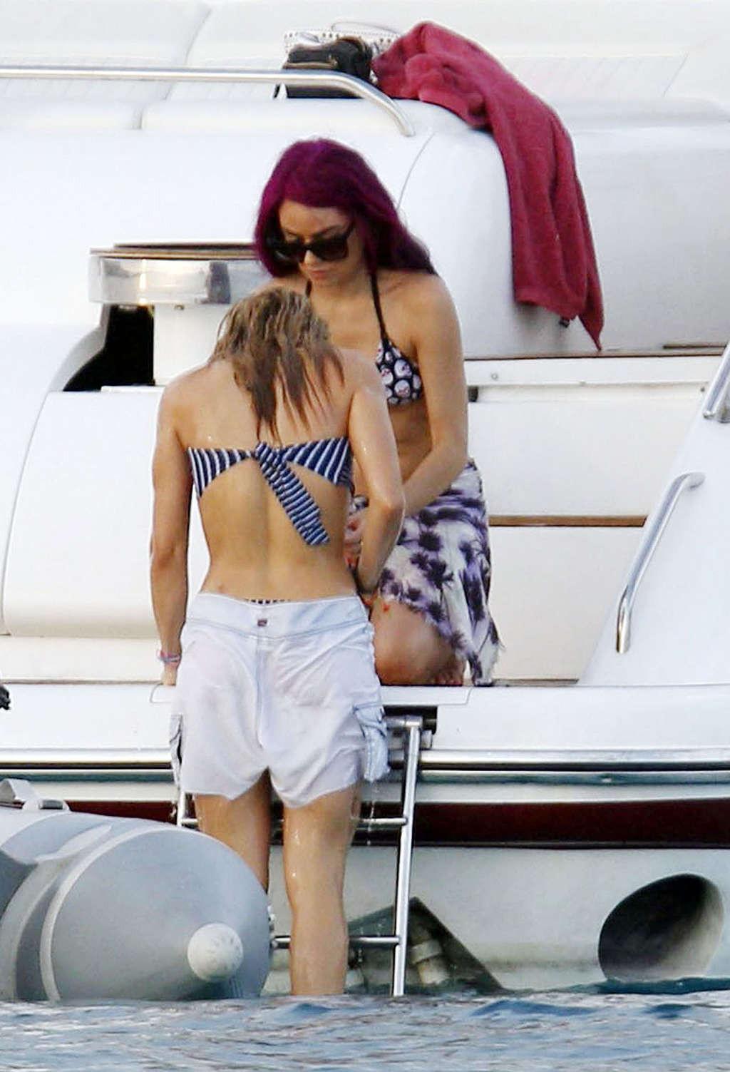 16P Shakira exposing fucking sexy body and hot ass in bikini on beach