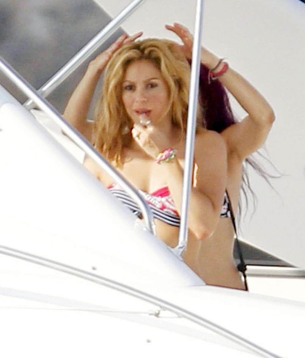 16P Shakira exposing fucking sexy body and hot ass in bikini on beach