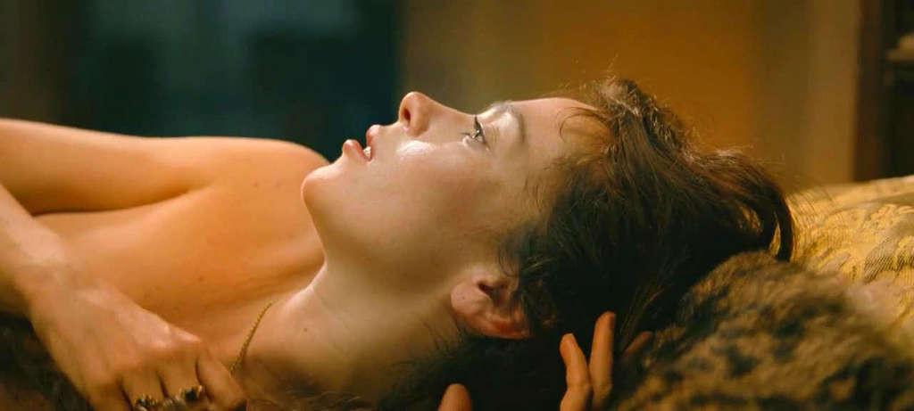 10P Anna Friel exposing her nice tits in nude movie captures and in red leggings