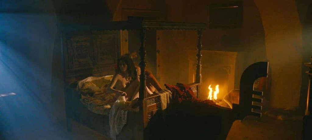 10P Anna Friel exposing her nice tits in nude movie captures and in red leggings