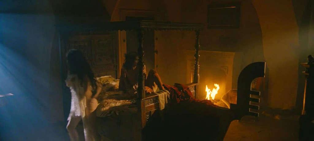 10P Anna Friel exposing her nice tits in nude movie captures and in red leggings