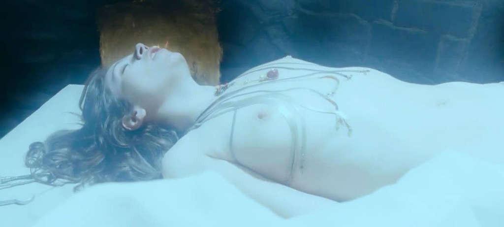10P Anna Friel exposing her nice tits in nude movie captures and in red leggings