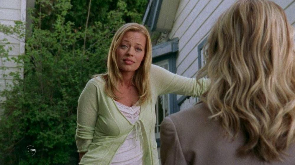 18P Jeri Ryan posing for the paparazzi in simple but hot clothes