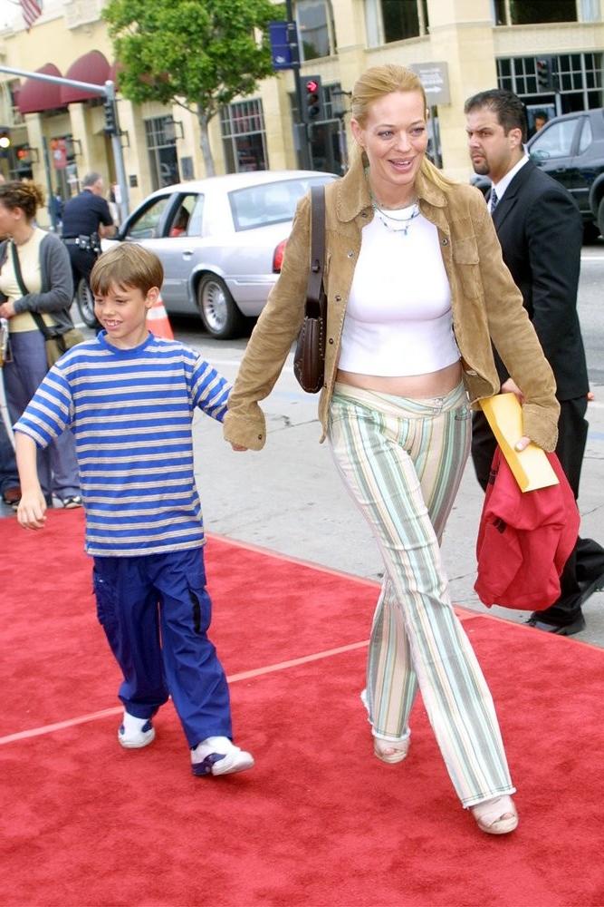 18P Jeri Ryan posing for the paparazzi in simple but hot clothes