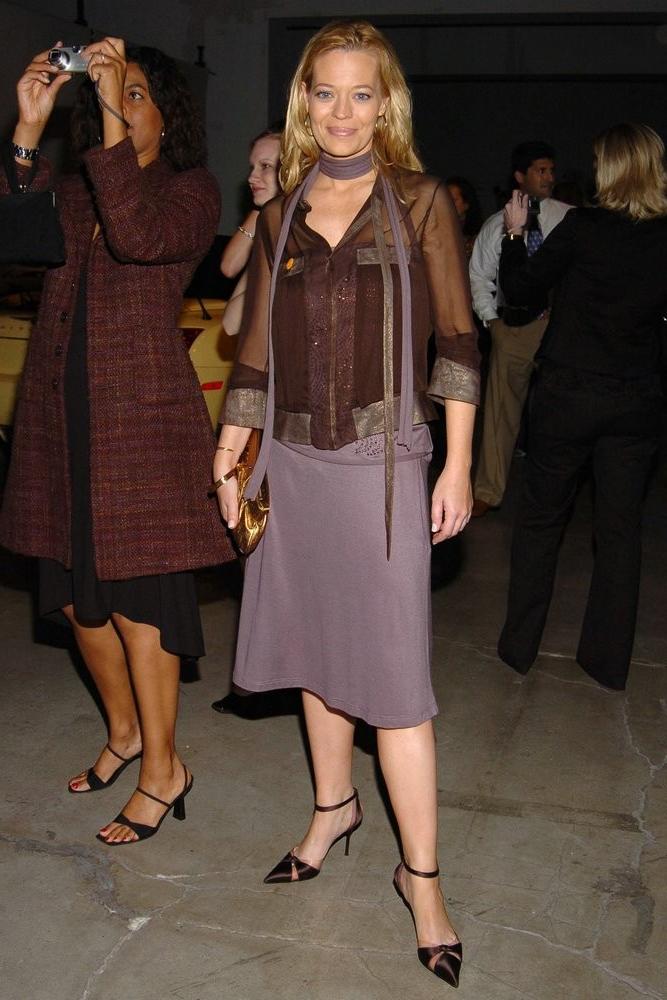 18P Jeri Ryan posing for the paparazzi in simple but hot clothes