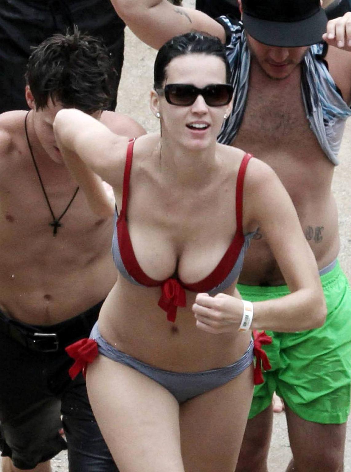 16P Katy Perry exposing her sexy body and huge boobs in bikini on beach