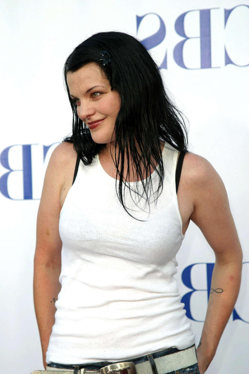 10P Pauley Perrette tits slip while singing and undressing her top