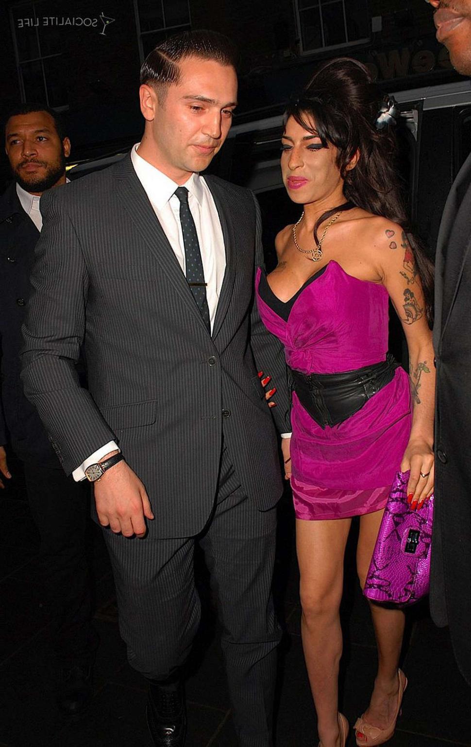 16P Amy Winehouse upskirt and downblouse paparazzi shoots
