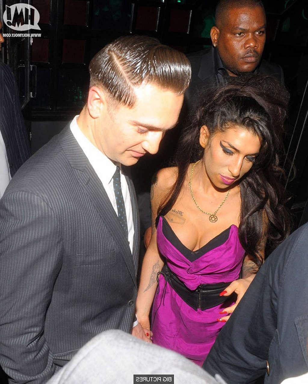 16P Amy Winehouse upskirt and downblouse paparazzi shoots