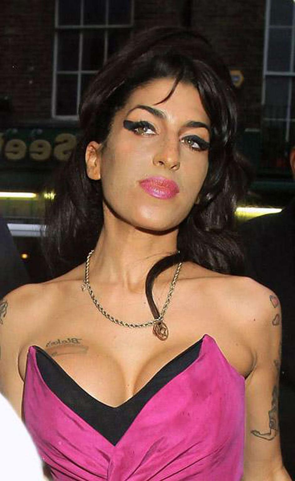 16P Amy Winehouse upskirt and downblouse paparazzi shoots