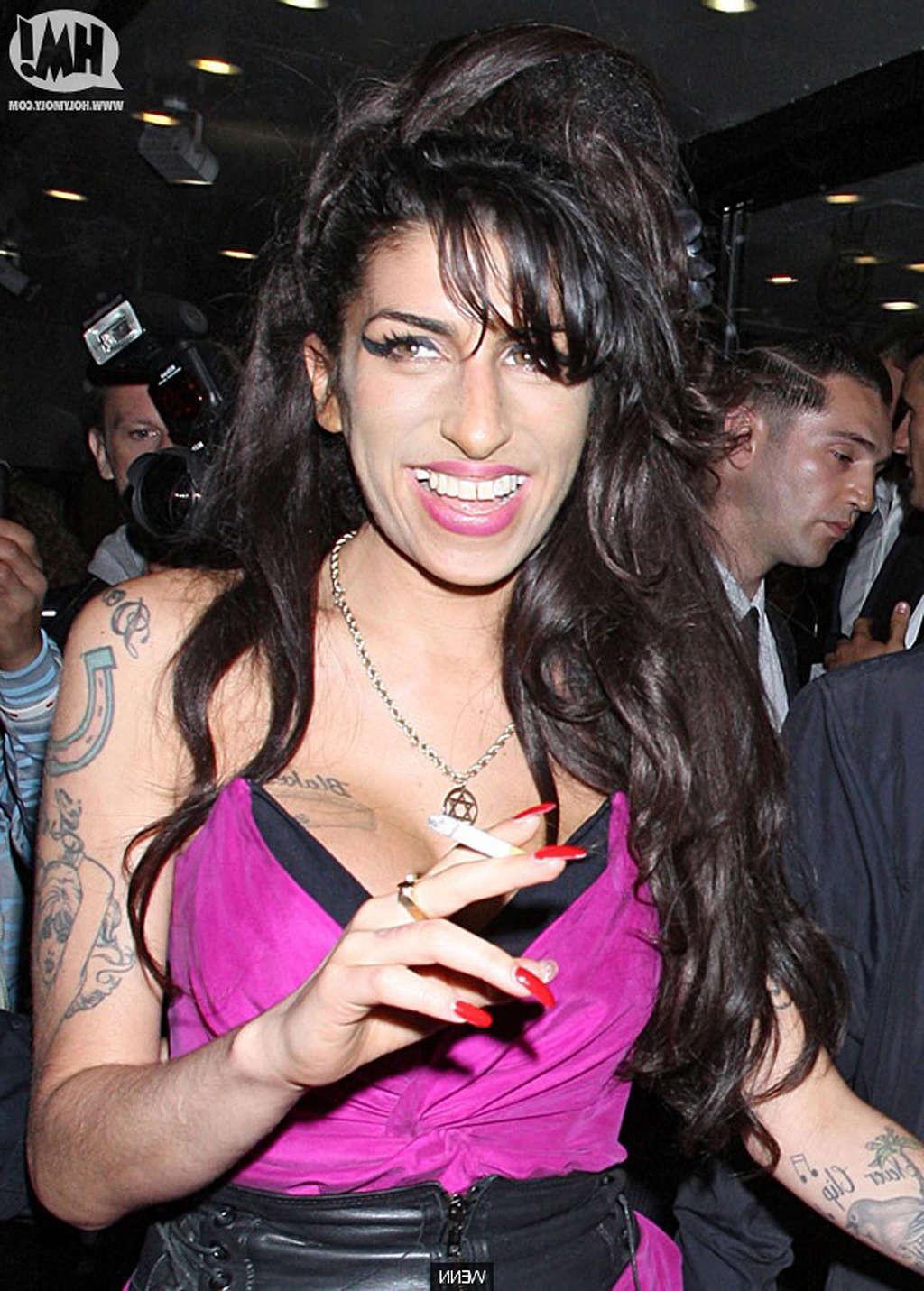 16P Amy Winehouse upskirt and downblouse paparazzi shoots
