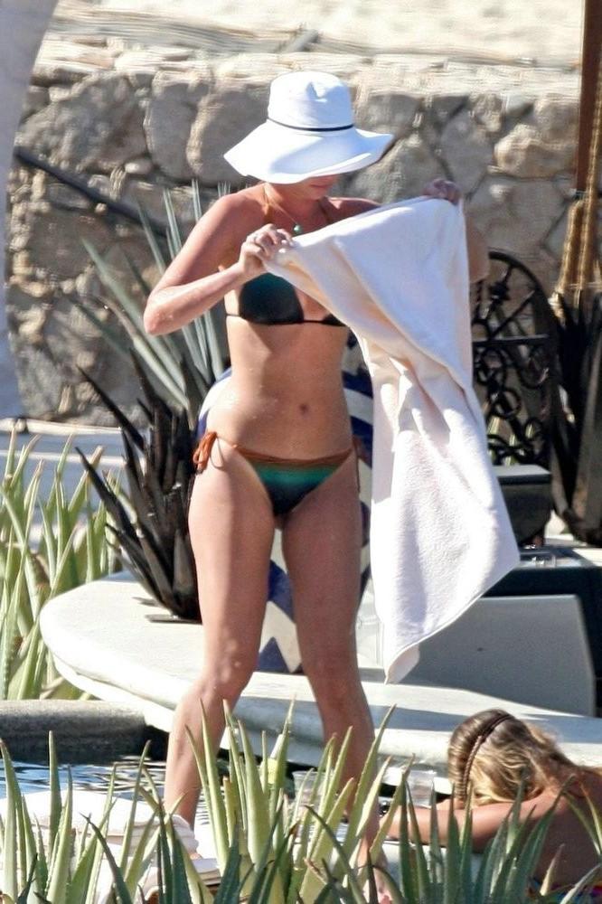 15P Blonde celeb Katherine Heigl flaunting her large boobs outdoors
