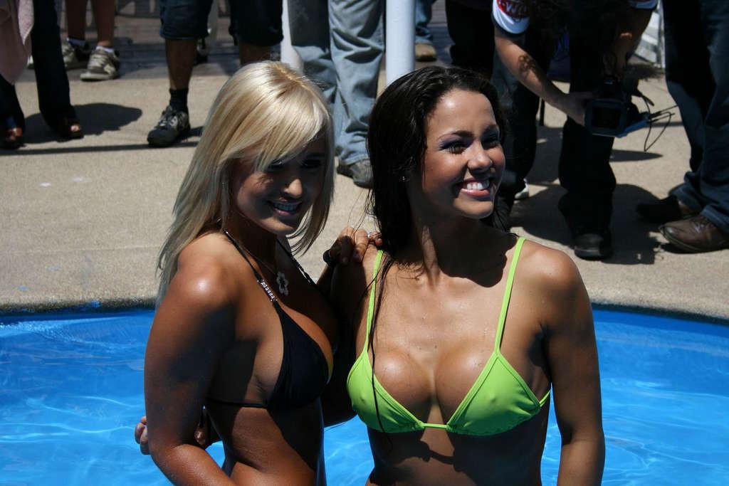 10P Jesica Cirio exposing her nice big tits and great ass in tiny pants