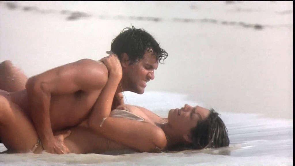 10P Kelly Brook exposing her nice big tits and great ass on beach in movie
