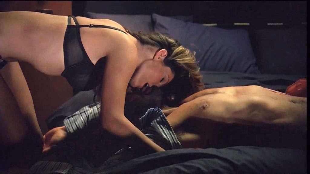 10P Kelly Brook exposing her nice big tits and great ass on beach in movie