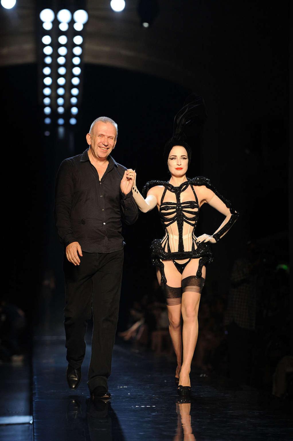 16P Dita Von Teese exposing her ass and posing sexy in stockings