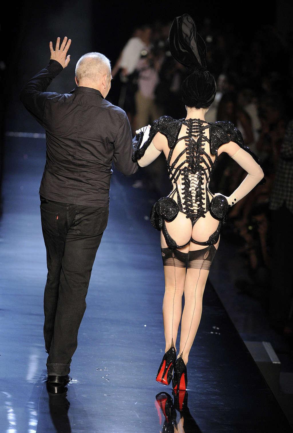 16P Dita Von Teese exposing her ass and posing sexy in stockings
